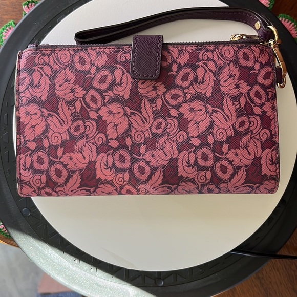Michael Kors  NWOT  Spacious wristletwallet  burgundy/pink floral   gold tone HW - Picture 4 of 16